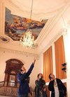 Foto von drei SchülerInnen mit Audioguides in der Residenz Salzburg