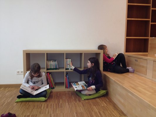 Foto von Kindern, die  konzentiert Bücher lesen