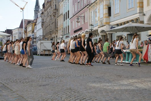 Foto der SchülerInnen bei Ihrer öffentlichen Performance im Stadtzentrum von Steyr