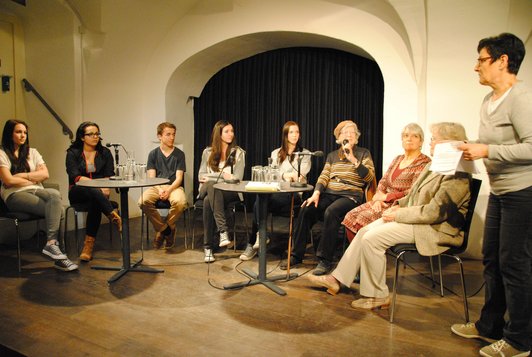 Foto von SchülerInnen und Seniorinnen im Erzählcafe