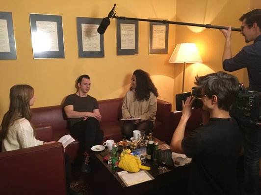 Foto von zwei Schülerinnen beim Interview mit Teodor Currentzis und dem Filmteam