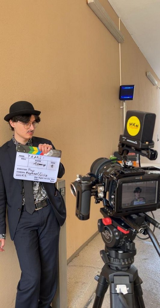 Schüler mit Melone Hut und Filmklappe vor Kamera