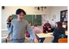 Bild von mehreren Jugendlichen einige sitzend einer geht weg mit einem verzerrten Gesicht. 