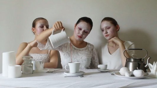 Foto von drei Schülerinnen in Weiß beim Tee Trinken