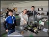 Drei Schüler/innen kochen in einer Küche