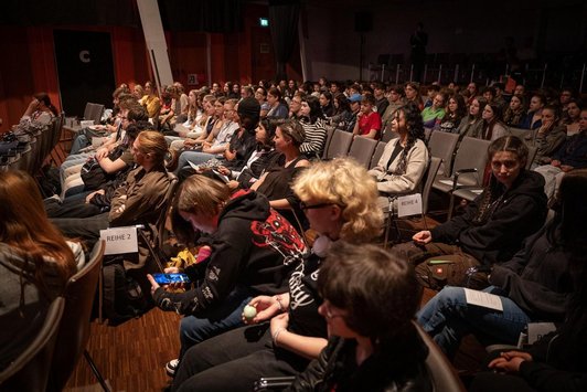 dunkler Zuschauerraum, kaum mehr Plätze frei