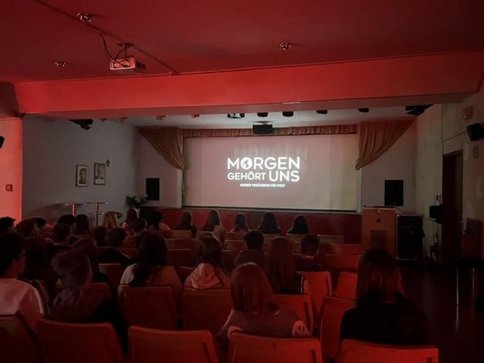3. und 4. Klassen: Filmvorführung im Schulkino "Morgen gehört uns"