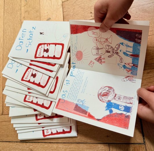 Kind blättert durch ein gezeichnetes Minibüchlein