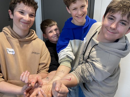 Tatto(o)gether, Workshop in der Ausstellung "Holding Space", kex—kunsthalle exnergasse