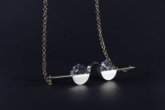 Gestaltete Brille aus halb Glas in Blumenform und halb mit Metall und mit Kette