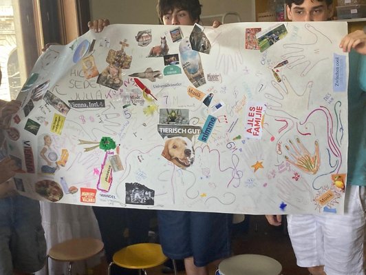 Plakat mit Collagen der Schüler/innen