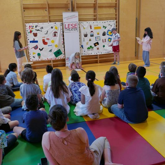Lesetheater-Vorstellung mit fertigem Geschichten-Teppich