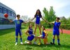 Menschaen Pyramide mit sebst kreierter Sportkleidung in blau gelb.