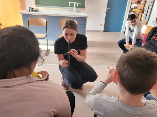 Kinder spielen Blockflöte