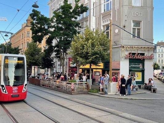 Straßeneck mit Eingang der Breitenseer Lichtspiele