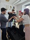 Vier Jugendlichen positionieren die Kamera auf einem Stativ.