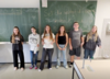 Foto von Schüler:innen or einer Schultafel.