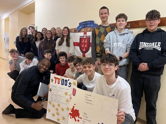 Klassenflagge - Gruppenfoto mit fertiger Flagge und Info-Plakaten 