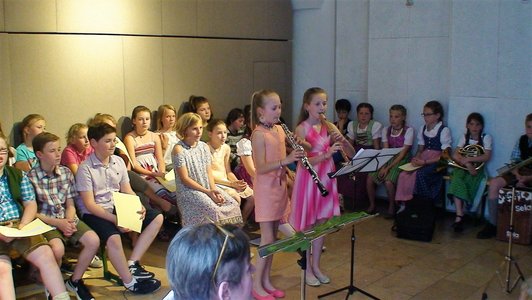 Foto der SchülerInnen bei der Präsentation, zwei Mädchen musizieren
