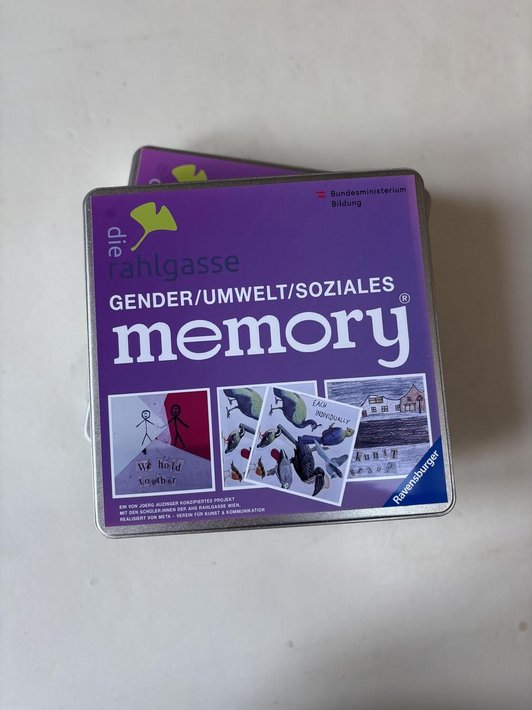 zwei Spieleschafteln gestapelt auf weißem Untergrund