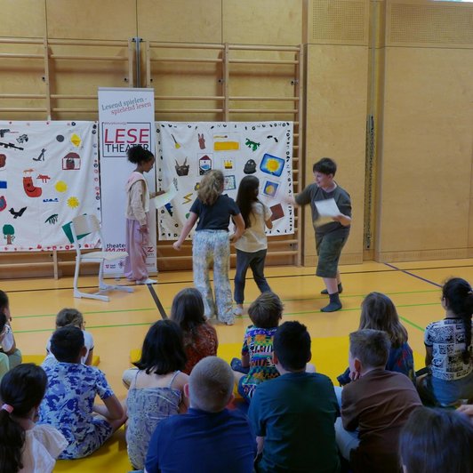 Lesetheater-Vorstellung mit fertigem Geschichten-Teppich