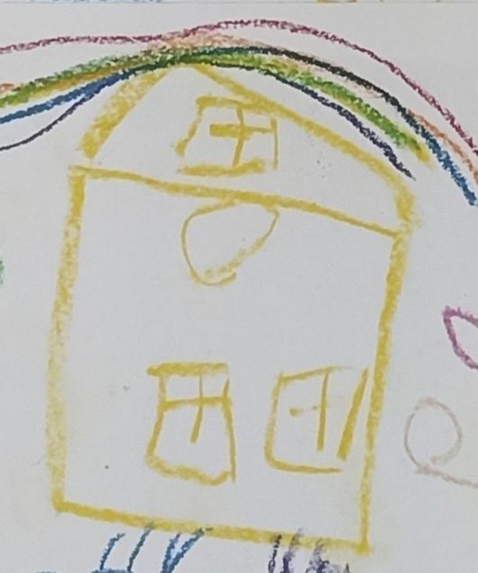 Kinderzeichnung eines gelben Hauses mit bunten Linien darüber