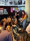 Schüler/innen diskutieren intensiv vor einem Kaffeehaustisch