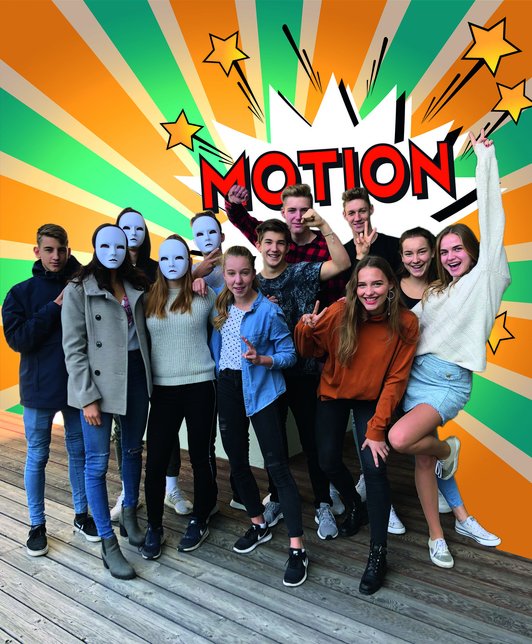 Fotomontage der SchülerInnen vor einem Comic-Hintergrund mit dem Wort ''Motion'', vier tragen eine Maske