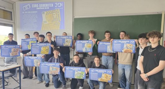 Schüler mit den Plakaten für die Wanderausstellung "Der Euro - mehr als nur eine Währung"