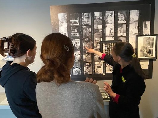 Agnes führt durch die Magnum Ausstellung