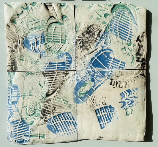 Foto von verschiedenen Schuhabdrücken grün blau schwarz,Relief