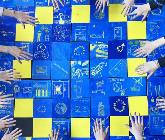 Blaugelbe quadratische Magnete mit Symbolen der Europäische Union