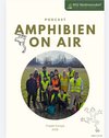 Deckblatt eines PDFs mit Foto von Schüler:innen mit Warnwesten auf einer Wiese.