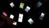 Foto von 10 Handydisplays, auf denen Begrüßungen zu lesen sind