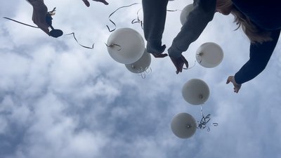 Videobild aufsteigende weisse Luftballons in den Himmel