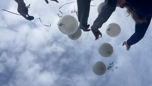 Videobild aufsteigende weisse Luftballons in den Himmel