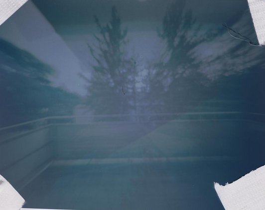 Fotoarbeit, die verschwommen Balkon und Bäume zeigt