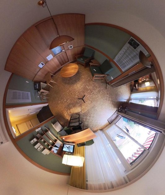 Ein Wohnzimmer mit 360 Grad Kamera (Video Screenshot)