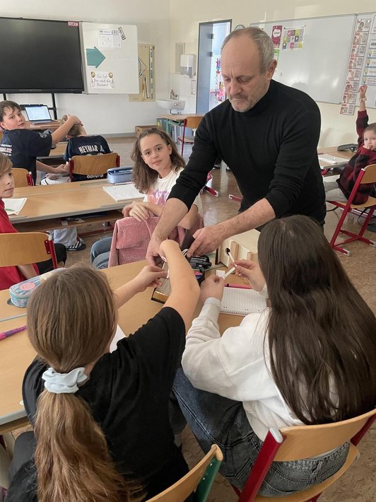 Kinder ziehen Wörter aus einer Schatzkiste