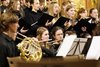 Foto von singenden und musizierenden Schülerinnen