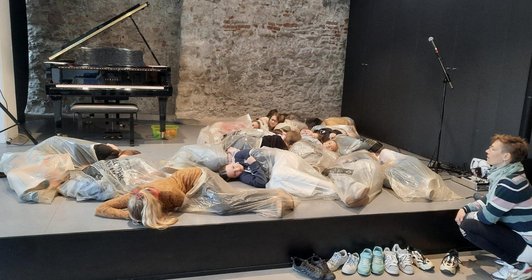 Zukunft, KI, Müll – eine Rhythmikperformance