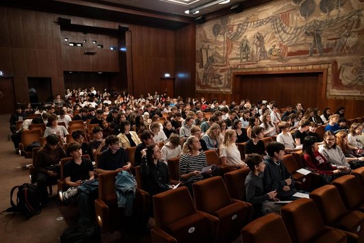 Kinosaal voller Zusachauer/innen