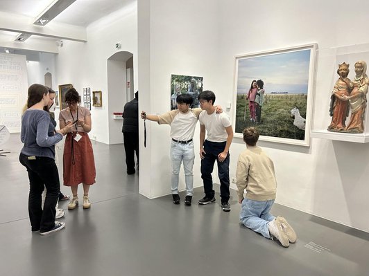 Schüler/innen stellen eine Szene aus dem Bild vor dem Bild dar (Tableaux Vivante)