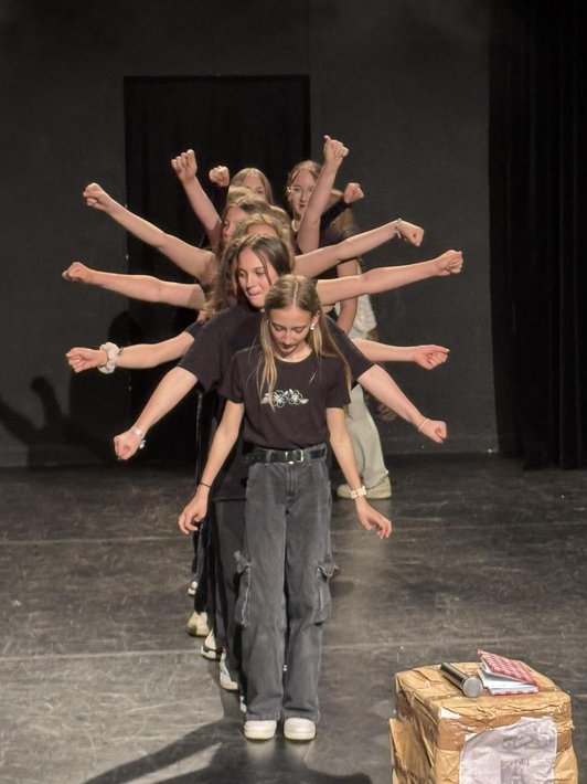 Plötzlich das Geräusch einer Sirene. Alle erstarren