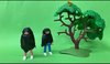 Videobild von Playmobilfiguren mit Kopdtug und einem Baum von Playmobil