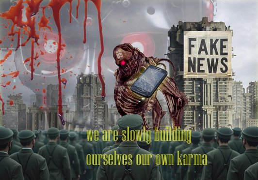 Fotomontage einer düsteren Stadt. Im Vordergrund Meschen in Uniform von hinten. Auf einem Gebäude hängt ein Plakat mit dem Schriftzug : FAKE NEWS. In der Mitte ein fiktiver Maschinenroboter mit einem Handy.
