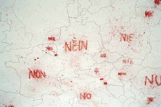Bild einer Europakarte mit Umrissen in schwarzweiss. Darauf in Spritztechnikdas Wort Nein in verschieden Sprachen