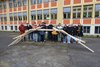 Foto von einer Klasse vor der Schule mit selbst gebauter Brücke.