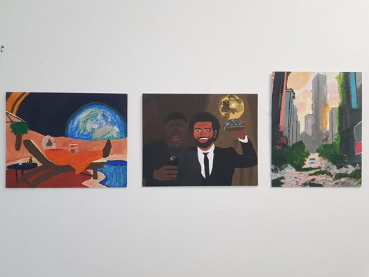 Fotos drei gemalter Bilder Eine Stadtansicht, 2 dunkelhäutige Männer mit Pokal und ein Orange gekleideter Mann auf einer Liege schauend auf den Planeten Erde.