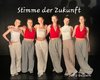 Foto von 6 Schülerinnen mit grauen Jogginghosen und Tops Schriftzug Stimme der Zukunft BORG Gastein